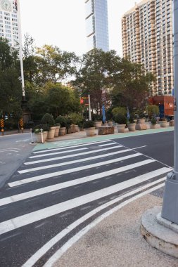 Çapraz çizgili yaya geçidinde düz dizayn edilmiş sokak köşeleri var, saksı ve sinyal var. Kentsel, şehir manzarası, modern, altyapı, ulaşım, manzara, mimari