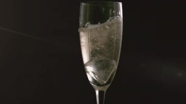 Yatay ışınlar, şampanya flütü aydınlatma baloncuklarına göz atıyor yeşil işaret fişeği objeleri yaratıyor. Lüks, zarafet, minimalizm, cam eşyalar, içecek, ışıklandırma, yansıma