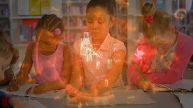 Dört öğrenci not defterlerini açıyor ve kütüphanede ders notları yazıyor. Yukarıda dönen parlak mektuplar. Öğrenciler, eğitim, öğrenim, okur yazarlık, yaratıcılık, akıl hocalığı, akademik