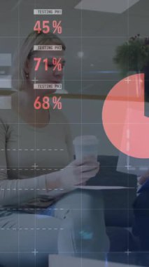 Veri işleme ve diyagramlarının animasyonu ofiste konuşan çeşitli bayan meslektaşlar üzerinde. İş, teknoloji ve dijital arayüz kavramı dijital olarak oluşturuldu.