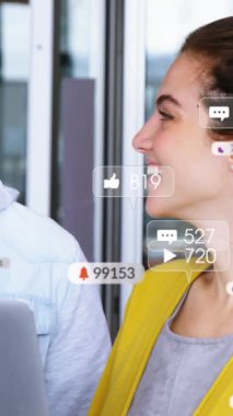 Bildirim simgeleri ve değişen numaraların animasyonu beyaz iş arkadaşının dizüstü bilgisayarla tartışması üzerine. Dijital bileşik, çoklu pozlama, sosyal medya, iş dünyası, takım çalışması ve teknoloji kavramı.