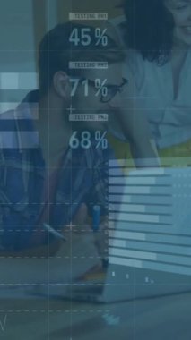 İstatistiksel veri işleme animasyonu. Ofiste birlikte tartışan çeşitli meslektaşlar hakkında. İş veri teknolojisi kavramı