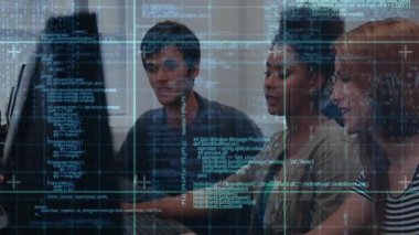 Klavyeye dokunan adam, kadının kodunu animasyon kodlarıyla yazarak rehber yazılım ekibini yönlendiriyor. İşbirliği, takım çalışması, yenilik, teknoloji, modern, üretkenlik, odaklanma