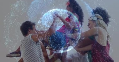 Arkadaşlar dizlerini bükerek arkadaşlarını kucaklıyor, yukarı fırlatıyor, teknoloji vitrininde holografik küre yaratıyorlar. İşbirliği, birlik, kutlama, bağlantı, fütüristik, yenilik, neşe