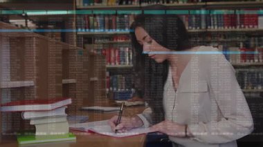 Bayan öğrenci kütüphane carrel kaydırma koduna kalem yazma notları yerleştiriyor. Çalışma, akademi, dijital, odaklanma, konsantrasyon, işbirliği, üretkenlik