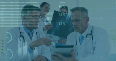 Doktorlar tablet ekranı gösterip röntgen filmlerini hizalarken turta grafikleri tedaviye rehberlik ediyor. Tıbbi, sağlık, takım çalışması, analitik, işbirliği, bilimsel, tanı