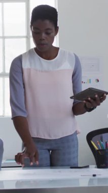 Grafiklerin, barların ve dairelerin animasyonu, çeşitli kadın iş arkadaşlarının kat planını tartışması. Dijital bileşik, çoklu pozlama, rapor, iş, planlama, takım çalışması ve teknoloji kavramı.