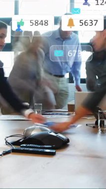 Ofisteki çeşitli iş adamları üzerinde sosyal medya veri işleme animasyonu. Dijital olarak oluşturulmuş küresel sosyal medya, bağlantılar, hesaplama ve veri işleme kavramı.