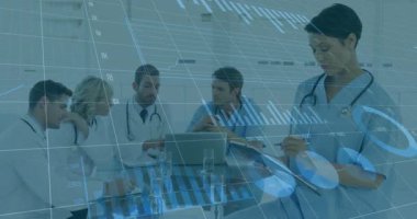 Tıbbi ekip toplantı sırasında dizüstü bilgisayarı göstererek animasyon veri tablolarını aktifleştiriyor. İşbirliği, sağlık, analitik, profesyonellik, iletişim, dijital, yenilik