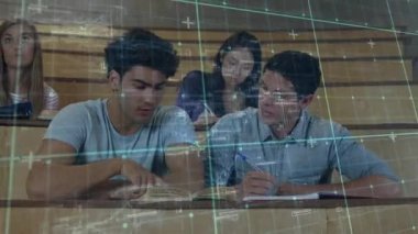 Erkek öğrenci ders kitabını açıp dijital kaplama kullanırken, akranları derste not alıyor. Eğitim, işbirliği, öğrenme, dijital, akademik, yenilik, odaklanma