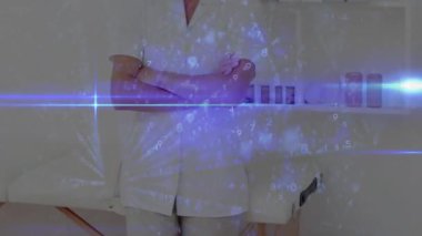 Danışman kollar çarpıştığında titreşen parmaklar soluklaşır ve teknoloji gösterilerinde kendine güvenen bir gülümseme ortaya çıkar. Futuristik, teknoloji, profesyonellik, yenilik, dijital, iş dünyası, modern