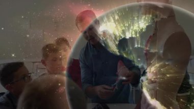 Sınıfta erkek eğitmen sonda kullanıyor ve çocukların organlarını incelediği kalp modelini ayırıyor. Eğitim, bilim, öğrenme, pedagoji, soruşturma, merak, deney