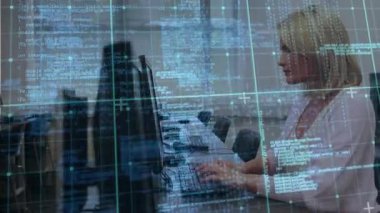 Kadın teknisyen teknoloji laboratuarına giriyor ve şeffaf ızgarayla hata ayıklama kodu yazıyor. Gelecek, teknoloji, yenilik, dijital, çalışma alanı, konsantrasyon, modern