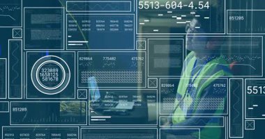 Depo teknisyeni laptopu canlı grafiklerle izliyor, güncelliyor ve çalışma saatleri için ayarlar yapıyor. Sanayi, teknoloji, analitik, dijital, altyapı, otomasyon, veri