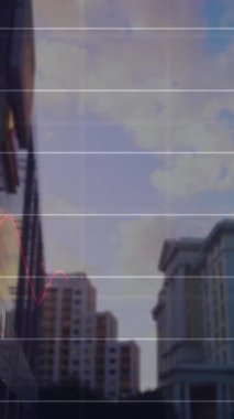 Şehirdeki finansal verilerin ve kullanıcı fotoğraflarının animasyonu. Sosyal medya, küresel işletme, finans, ekonomi, ağ ve teknoloji konsepti dijital olarak oluşturulmuş video.