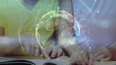 İki öğrenci, eğitimdeki coğrafyayı keşfetmek için dünya hologramını çağırıyorlar. Çocuklar, eğitim, öğrenme, teknoloji, işbirliği, merak, keşif