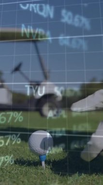 Golf sahasında veri işleme animasyonu. Küresel spor, rekabet, bilgisayar ve veri işleme kavramı dijital olarak oluşturulmuş video.