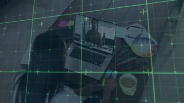 Kadın dizüstü bilgisayarını kaldırarak, ızgara kaplaması kullanarak ve renk notlarını karalayarak uzaktan tasarım çağrısına başlıyor. İşbirliği, dijital çalışma alanı, yaratıcı süreç, uzaktan çalışma, tasarım araçları, modern ofis, profesyonel kıyafet