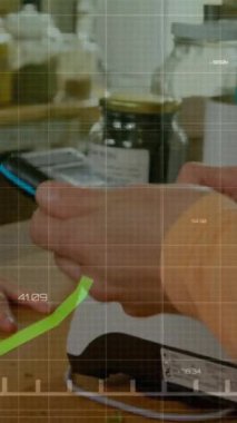 Cep telefonunda NFC teknolojisi kullanılarak kesilen ellerin üzerinde grafik ve numaraların animasyonu. Dijital bileşik, çoklu pozlama, rapor, finans, bankacılık, bakkal, büyüme ve teknoloji kavramı.