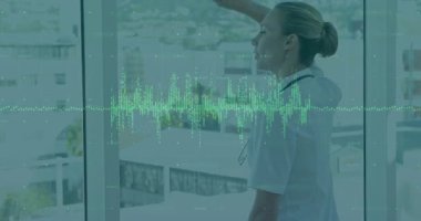 Doktor, cam pencerenin önündeki gün ışığına karşı gözleri koruyor ve ses dalgası olarak steteskop kullanıyor. Tıbbi, sağlık, kentsel, modern, profesyonel, tanı, gözlem