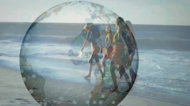 Dönen küre, kıyı şeridinde sohbet eden dört kadın olarak güneşli yolculuk sahnesini gözler önüne seriyor. Global, plaj, arkadaşlık, eğlence, açık hava, rahat, canlı