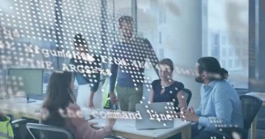 İş arkadaşları konferans odasında yarı şeffaf kodlara tepki göstererek kod çıktılarını gözden geçiriyorlar. İşbirliği, takım çalışması, yenilik, modern, profesyonel, beyin fırtınası, dijital