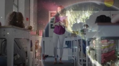 Sınıfta öğretmenler coğrafyayı resmetmek için dijital küreden sonra el kol hareketi yapıyorlar. Eğitim, sınıf, öğrenim, öğretim, öğrenciler, müfredat, ilham