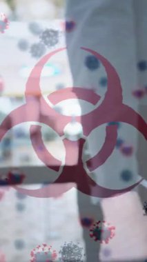 Makro Covid-19 hücrelerinin, kuyrukta bekleyen, pasaportunu tutan beyaz bir kadının üzerinde yüzdüğü bir tehlike işareti. Coronavirus Covid-19 pandemik konsept dijital bileşik