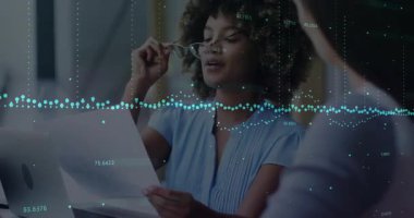 Yüzen veri noktalarını analiz etmek için elinde rapor tutan ve gözlük kaldıran bir kadın. İş kadını, analitik, profesyonellik, takım çalışması, dijital, kurumsal, konsantrasyon