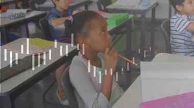 Kamera geri çekilirken öğrencilerin dinlenme kalemi kullandıklarını gösteriyor. Eğitimden sonra kollarını kavuşturuyorlar. Sınıf, öğrenciler, öğrenme, eğitim, takım çalışması, odaklanma, işbirliği