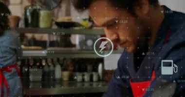 Aşçı mutfağa giriyor hamur topluyor ve hamur topluyor hamur işini ince daireler çiziyor. Mutfak, profesyonel, modern, yemek hazırlama, takım çalışması, kırsal, canlı