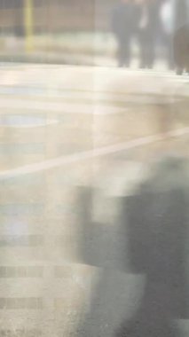 Şehirdeki modern binalarla hızlı hareket eden banliyö sakinlerinin animasyonu 4K