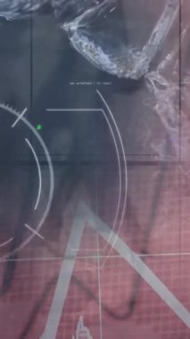 Yürüyen kalabalığın üzerinde finansal veri işleme animasyonu. küresel iş, finans, veri işleme ve dijital arayüz kavramı dijital olarak oluşturulmuş video.