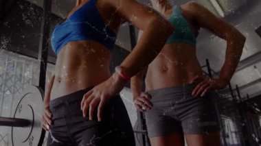 Yukarı doğru kayan kamera fitness partnerlerinin dayanıklılık gösterdiğini gösteriyor. Sporcular, fitness, kararlılık, güç, motivasyon, egzersiz, sağlık