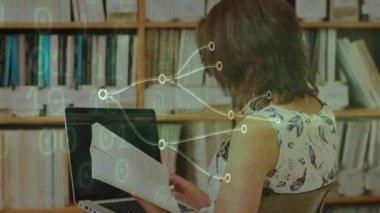 Sayfaları okuyan ve notlayan kadın, veri analizi için dijital düğümlerle çalışma odasında çevirme. Araştırmacı, akademik, analiz, edebiyat, odaklanma, konsantrasyon, profesyonel