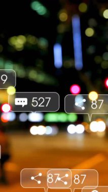 Simgelerin ve veri işlemenin odak şehir dışında canlandırılması. Küresel sosyal medya, iş dünyası, bağlantılar, hesaplama ve veri işleme kavramı dijital olarak oluşturuldu.