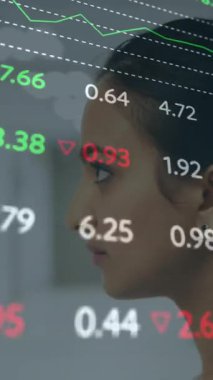 Gülümseyen kadın doktor üzerinden finansal veri işleme animasyonu. küresel tıp, sağlık hizmetleri ve veri işleme kavramı dijital olarak oluşturulmuş video.