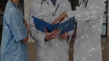 Tıbbi ekip hastanın dosyasını inceliyor sağ doktor işaret ediyor ve hemşire ağ üzerinde çalışıyor. Sağlık, işbirliği, takım çalışması, profesyonellik, yenilik, tanı, klinik