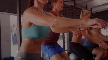 Fitness stajyerleri öne adım atarak güç için çömelmeye başlarken kalçalarını pencerelere doğru indiriyorlar. Fitness, power, team work, exercise, athletic, training, well