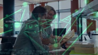 Kitap sayfalarını çevirerek ve yeşil ağ üzerinde notların altını çizerek araştırma yapan meslektaşlar. İşbirliği, takım çalışması, yenilik, üretkenlik, modernlik, iletişim, veri