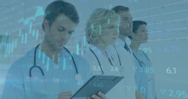 Erkek doktor tableti tıkırdatıyor ve analiz etmek için ekrandan geçen animasyon sağlık çizelgelerini aktifleştiriyor. Tıbbi, sağlık, dijital, analitik, teknoloji, işbirliği, profesyonel