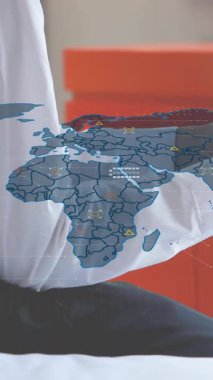 Akıllı telefon kullanan beyaz iş adamının finansal veri işleme animasyonu. Küresel finans, iş, bağlantılar, hesaplama ve veri işleme kavramı dijital olarak oluşturulmuş video.