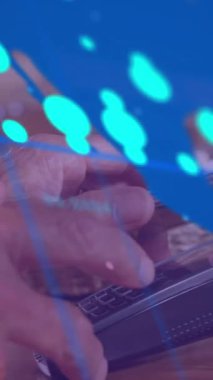 Akıllı telefondan ödeme yapan farklı insanlar üzerinde dünya haritası ile veri işleme animasyonu. Dijital olarak oluşturulan küresel finansman, perakende ve dijital arayüz kavramı.