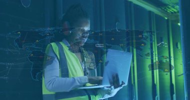 Bilgi işleme teknolojisi sunucularda yazma komutları dünya haritası hologramına ve ağ düğümlerine neden oluyor. Teknoloji, siber güvenlik, dijital, yenilik, bağlantı, veri, ağ