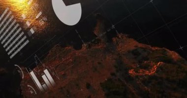 3D ızgara başlatılıyor, dönen çubuk çizelgeleri ortaya çıkıyor, kıyı şeridi üzerinde dron birleştirme metriklerine kayıyor. Dijital, analitik, görselleştirme, fütüristik, hava, manzara, bilgi