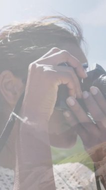 Kadının fotoğraf çekmesi ve dağ yamacında yürüyüş yapması. sağlık, zindelik ve refah konsepti dijital olarak oluşturulmuş video.