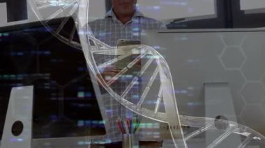 DNA sarmalı tarafından tetiklenen ve gen verilerini analiz eden bir bilim adamı adım ve tıkırtı tableti. Biyoteknoloji, yenilik, fütüristik, analitik, bilimsel, dijital, teknoloji