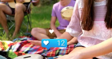 Kadın bongo davulları çalıyor sosyal medyayı başlatıyor arkadaş olarak 95 'e kadar saymak ritim tutmak gibi. Müzisyenler, işbirliği, açık hava, coşku, eğlence, eğlence, birlik