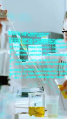 Beyaz erkek bilim adamının örnek alması üzerine veri işleme ve kimyasal formülün animasyonu. Bilim ve dijital arayüz kavramı dijital olarak oluşturulmuş video.