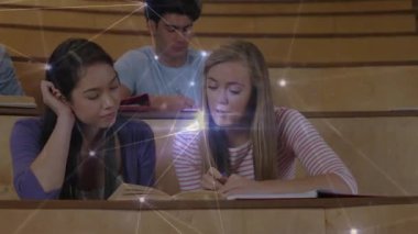 Kalem seçen ve derste notları paylaşan kız öğrenciler ile öğrenme ağı örtüşüyor. İşbirliği, eğitim, teknoloji, ilham, takım çalışması, üniversite, yenilik